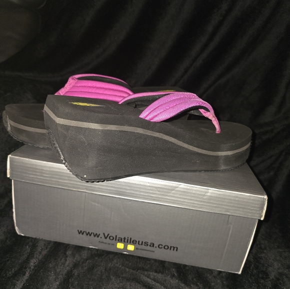 Step into Comfort and Style with Volatile Zoe Sandals** Store Display Shoe 10's - Picture 1 of 5